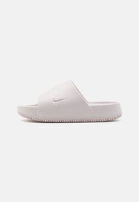 Klapki Nike w miękkim różowym gumie. Otwarty przód, lekko podniesiona pięta oraz teksturowana podeszwa dla lepszego uchwytu. Minimalistyczne logo na pasku.