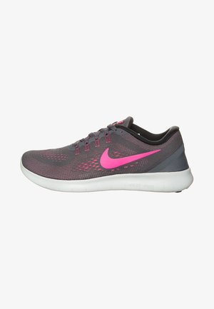 Scarpa da corsa Nike con una tomaia in mesh grigia e accenti rosa, punta arrotondata, collo imbottito e suola in schiuma flessibile bianca.