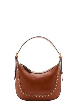 Sac à épaule en cuir marron avec un dessus incurvé, une seule bandoulière, des détails de clous dorés le long des bords avant et une fermeture éclair.