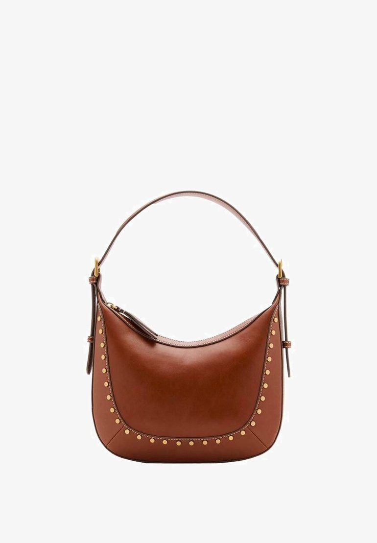 Sac à épaule en cuir marron avec un dessus incurvé, une seule bandoulière, des détails de clous dorés le long des bords avant et une fermeture éclair.