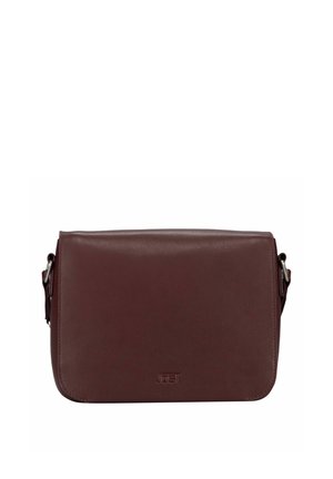 Braune Leder-Umhängetasche mit Klappverschluss und verstellbarem Riemen, minimalistisches Design mit dezent geprägtem Logo auf der Vorderseite.