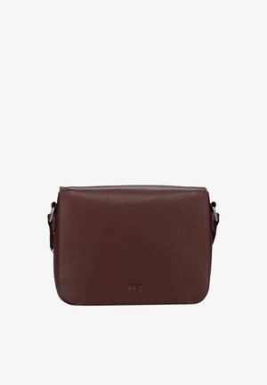 Bruine leren crossbodytas met flapsluiting en verstelbare riem, minimalistisch ontwerp met subtiel geperst logo aan de voorkant.
