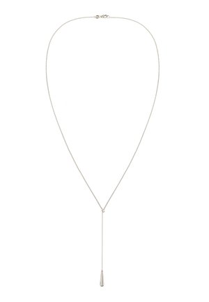 Collier fin en chaîne argentée avec un design en forme de Y et un petit pendentif allongé en forme de goutte à l'extrémité.