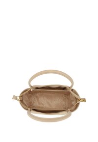 Sac à main beige avec une texture lisse, deux anses supérieures, des accents en matériau doré et une fermeture éclair. L'intérieur présente un motif logo subtil.