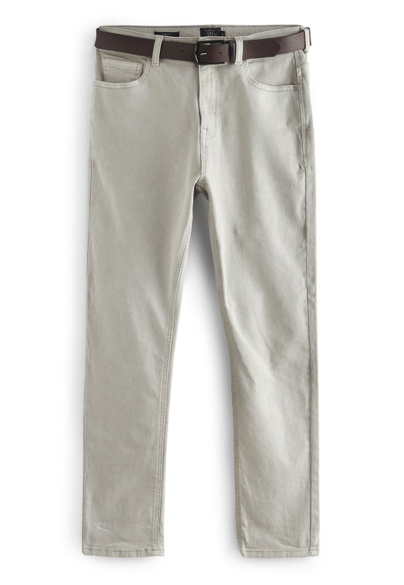 Pantalones slim-fit de color beige claro con bolsillos frontales y un cinturón de cuero marrón, exhibidos de forma plana sobre un fondo blanco.