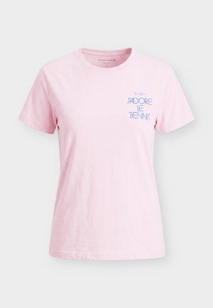 Tricou roz deschis din bumbac cu mâneci scurte, text albastru „J'adore le Tennis” pe pieptul stâng și decolteu rotund.
