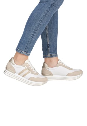 Beige und weiße Sneakers mit glattem Lederfinish, drei horizontalen Streifen, Schnürdesign und einer gepolsterten Sohle.