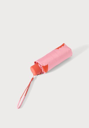 Kompakter gefalteter rosa-orangener Regenschirm mit Handgelenkschlaufe auf weißem Hintergrund.
