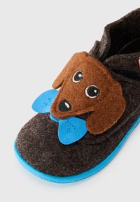 Brune ullsandal med en brun hundefjes-applikasjon med bl�å øreakenter og svarte knappøyne, avsluttet med en blå gummisåle.