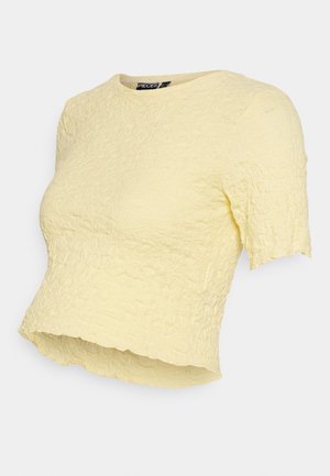 Geel T-shirt met korte mouwen en een gestructureerd, gekreukt oppervlak. Ronde halslijn en een iets verkorte zoom met een ruwe rand. Merkenlabel zichtbaar.