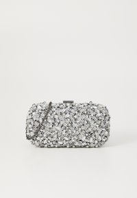 Borsa a pochette argentata con forma rettangolare, adornata da vari cristalli scintillanti e una tracolla staccabile.