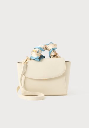 Sac à main couleur crème avec une anse enveloppée d'un tissu à motifs floraux bleu et beige, et une bandoulière réglable sur fond blanc.