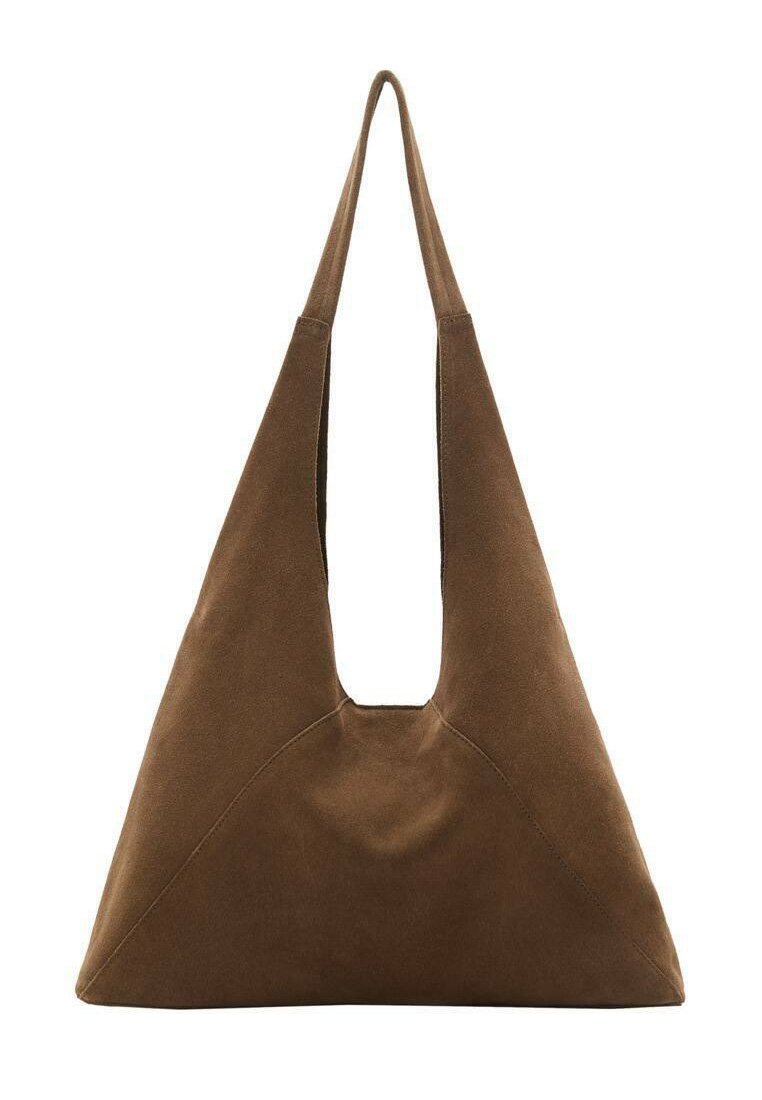 Braune Wildleder-Totebag mit einem dreieckigen Design, langen Schulterriemen und einem großen offenen Oberteil mit einem Ausschnittgriff.