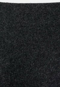 Fieltro negro de lana con una superficie texturada y fibrosa que muestra finas fibras grises. El material es grueso y uniforme, adecuado para diversas aplicaciones.