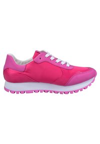 Chaussure de sport rose avec une tige en cuir texturé, des lacets blancs et une semelle en caoutchouc contrastée blanche et rose. Présente un design à bout arrondi.