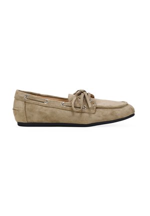 Mocasines de ante beige con punta redonda, detalle de cordones y ojetes plateados. Diseño de suela plana con una textura suave.