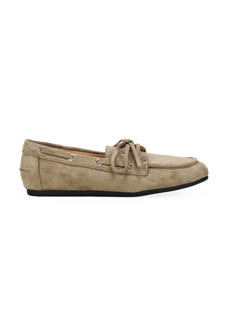Mocasines de ante beige con punta redonda, detalle de cordones y ojetes plateados. Diseño de suela plana con una textura suave.