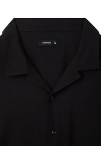 Camicia nera con bottoni, dotata di colletto, realizzata in tessuto liscio. L'etichetta riporta "TERRANOVA" taglia L, con bottoni neri e linee pulite.