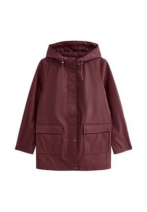 Chaqueta impermeable burdeos con capucha, botones de presión, dos bolsillos frontales y textura suave. Presenta detalles con cordones para ajuste.