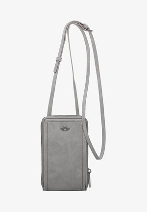 Szary zamszowy listonoszka z regulowanym paskiem, zamknięciem na zamek błyskawiczny oraz subtelnym logo z przodu. Prostokątny kształt z przeszywanymi akcentami.