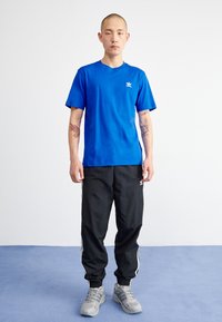 adidas Originals ESSENTIAL TEE - Βασικό μπλουζάκι - blue
