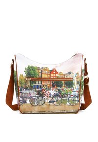 Borse a tracolla con stampa di biciclette e edifici. Presenta una tracolla marrone, chiusura con zip e superficie in tessuto liscio dai colori vivaci.