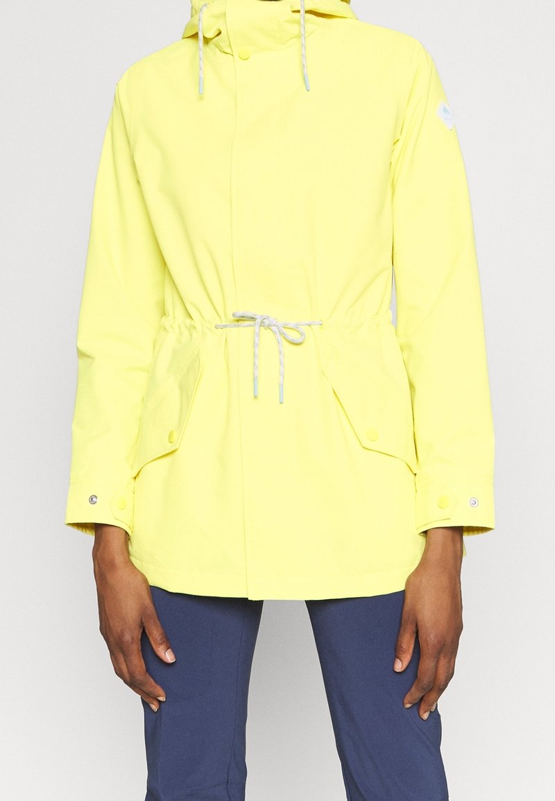 Veste imperméable jaune avec une taille à cordon, boutons-pression et deux poches latérales. Équipée d'une capuche et d'un tissu texturé pour la respirabilité.