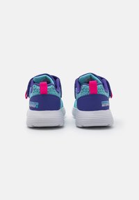 Blaue und lila wasserdichte Sneaker verfügen über ein strukturiertes Obermaterial, Zuglaschen und eine weiße Gummisohle mit Rillen für Traktion.