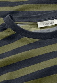 Gestreiftes T-Shirt mit abwechselnd dunkelgrünen und schwarzen horizontalen Streifen, aus weichem Stoff mit rundem Halsausschnitt und Nackenetikett.