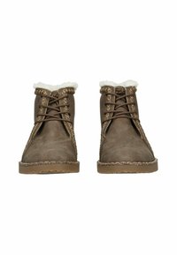 Hnědé kotníkové boty se šněrováním z umělého materiálu, s měkkou bílou umělou kožešinovou podšívkou a prošitými detaily podél švů.