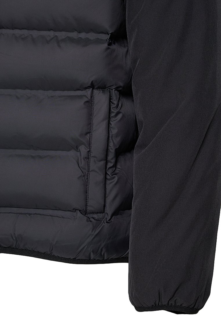 Czarna puchowa kurtka o pikowanej fakturze, z boczną kieszenią i elastycznymi mankietami. Gładki materiał o matowym wykończeniu.