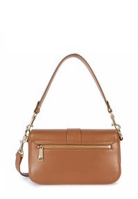 Sac à épaule en cuir marron avec une finition texturée, doté d'une poche zippée à l'avant et de quincaillerie dorée. Sangle réglable incluse.