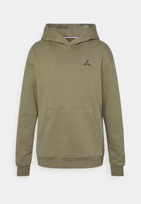 Sudadera con capucha de color verde oliva, con bolsillo canguro en la parte delantera y pequeño logo bordado en negro en el lado izquierdo del pecho.