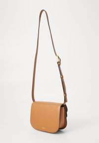 Tamna kožnata torba za crossbody nošenje s glatkom teksturom, preklopnim zatvaranjem, podesivim remenom i zlatnim metalnim detaljima, s logotipom brenda sprijeda.