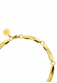 Goldfarbener Metallarmreif mit abwechselnd glatten und strukturierten Gliedern, versehen mit einem Karabinerverschluss und einem kleinen gravierten Anhänger.