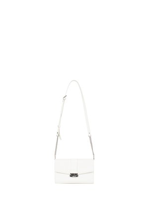 Sac bandoulière rectangulaire en cuir blanc avec chaîne argentée et bandoulière réglable, rabat avant et fermeture par boucle métallique.