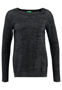 Černý pletený svetr s dlouhými rukávy, kulatým výstřihem a různými texturovanými vzory. Obsahuje horizontální a vertikální žebrované detaily.