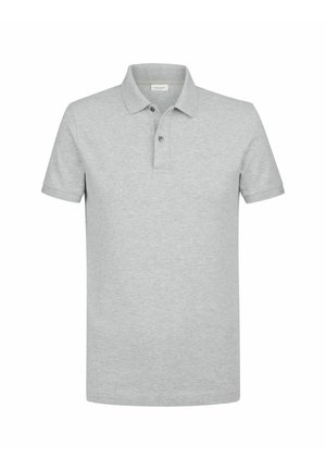 Polo gris hecho de una mezcla de algodón, que presenta un collar, tapeta de dos botones, mangas cortas y un acabado liso y texturizado.