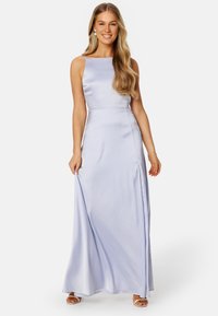 Abito maxi in satin lavanda chiaro con busto aderente, spalline sottili e uno spacco laterale, che mette in risalto una texture liscia e morbida.