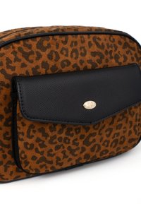 Borsa a stampa leopardata con corpo in suede marrone e patta nera testurizzata. Presenta hardware dorato e un design elegante, adatta per un uso informale.