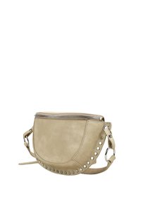 Bolso de cuero beige tipo bandolera con forma redondeada, herrajes plateados y acentos con tachuelas en la parte inferior. Cuenta con un cierre con cremallera.