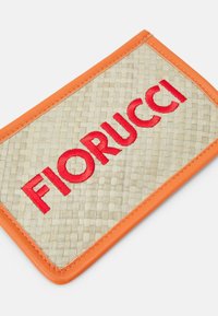 Flettet halmlomme med orange læderkant og rødt broderet "Fiorucci"-logo. Rektangulært formet med en struktureret overflade.