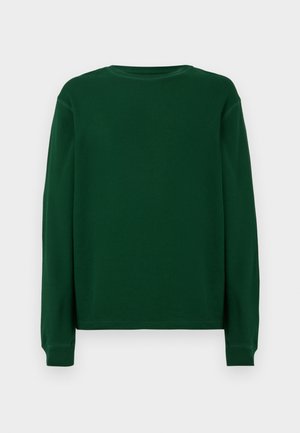 Pulover verde cu mânecă lungă și guler rotund, realizat dintr-un material moale, cu manșete cu model côtelé și o textură netedă. Partea din spate este simplă, fără modele.