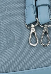 Borsa testurizzata azzurro chiaro con dettagli in pelle liscia e ganci metallici. Caratterizzata da un motivo intrecciato e doppie cinghie per il trasporto.