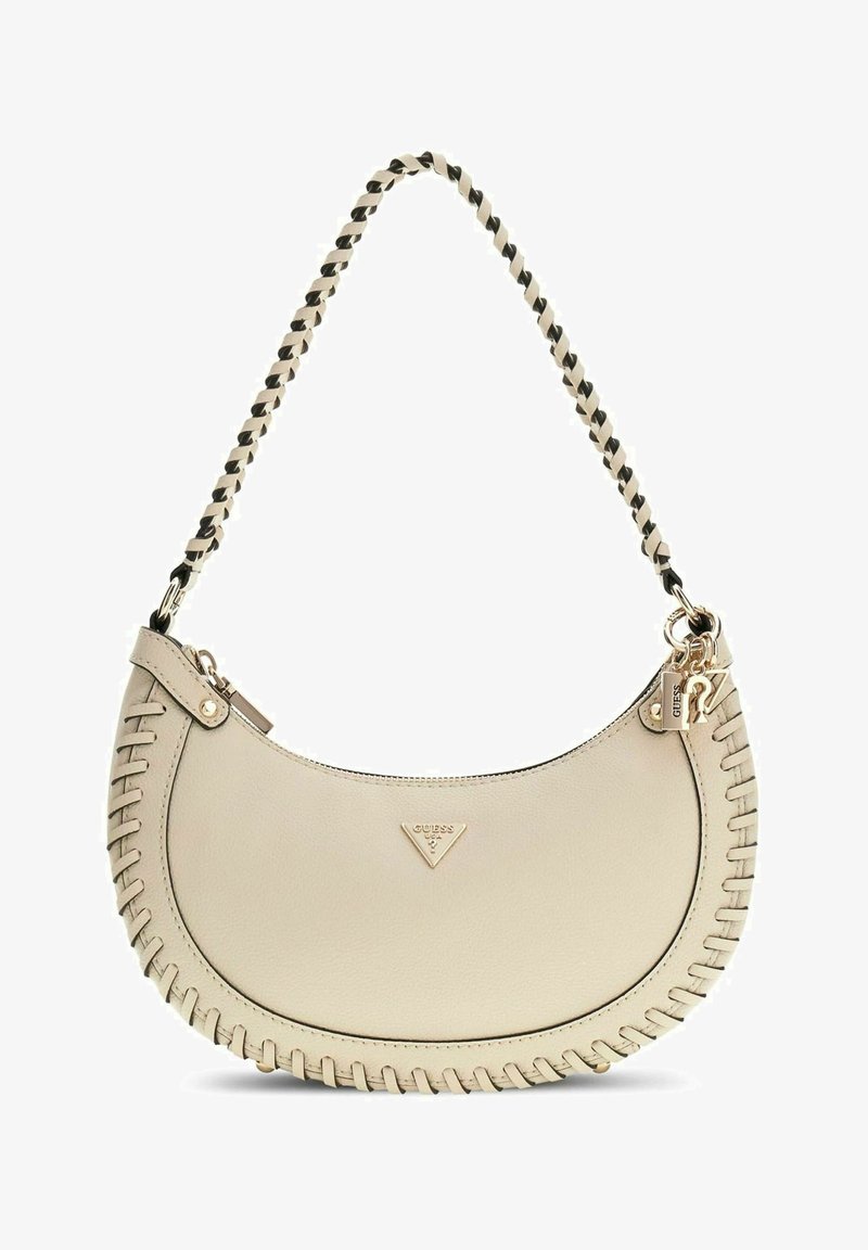 Petit sac à main en cuir beige en forme de croissant avec des bords et une poignée tressés, fermeture éclair dorée et pendentif avec le logo Guess.