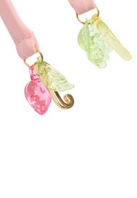 Ciondoli decorativi multicolore con un nastro rosa, caratterizzati da un cuore rosa, una foglia verde e accenti dorati. Superfici lucide e testurizzate.