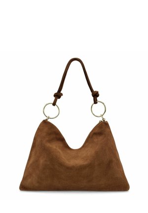 Sac à main en daim marron de forme triangulaire, avec une seule bandoulière fixée par deux grands anneaux argentés.