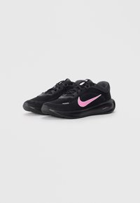 Scarpe da corsa Nike nere con swoosh rosa e ammortizzazione ComfiRide, angolate per mostrare i lati sinistro e destro su uno sfondo bianco.