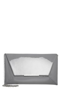 Grau patentiertes Leder-Clutch mit einem dreieckigen Design, metallener Kettenriemen und glänzendem silbernen Akzent an der Vorderseite, der das Licht reflektiert.