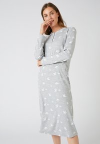Abito da notte grigio a maniche lunghe con motivo di rondini bianche, dotato di scollatura henley, tessuto morbido e vestibilità comoda.